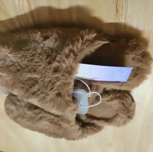 Stars Above Biege size US 5/6 soft fuzzy slip on slippers - Picture 5 of 8